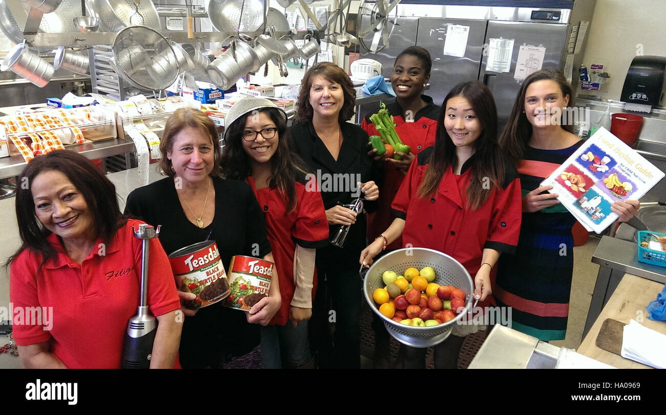 Un gruppo di donne partecipa a un'iniziativa di promozione alimentare, esponendo manifesti e donazioni di cibo come parte di un più ampio sforzo comunitario per affrontare la fame e l'insicurezza alimentare. L’azione collettiva delle donne sottolinea l’importanza degli sforzi di base nella lotta alla fame, promuovendo al contempo la consapevolezza della nutrizione e l’accesso a cibo sano nelle comunità locali. L'iniziativa svolge un ruolo cruciale nella sicurezza alimentare e nel benessere della comunità. Foto Stock
