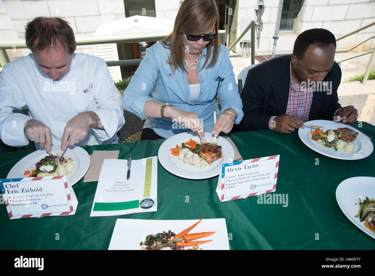 Il 6 giugno 2014, Alonzo dell'USDA ha partecipato all'apertura di un mercato agricolo locale. L'USDA sostiene tali mercati per promuovere l'accesso a prodotti freschi coltivati localmente, incoraggiando l'impegno della comunità e scelte alimentari più sane. Questa iniziativa mira a sostenere i piccoli agricoltori e a stimolare le economie locali attraverso vendite dirette ai consumatori. Foto Stock