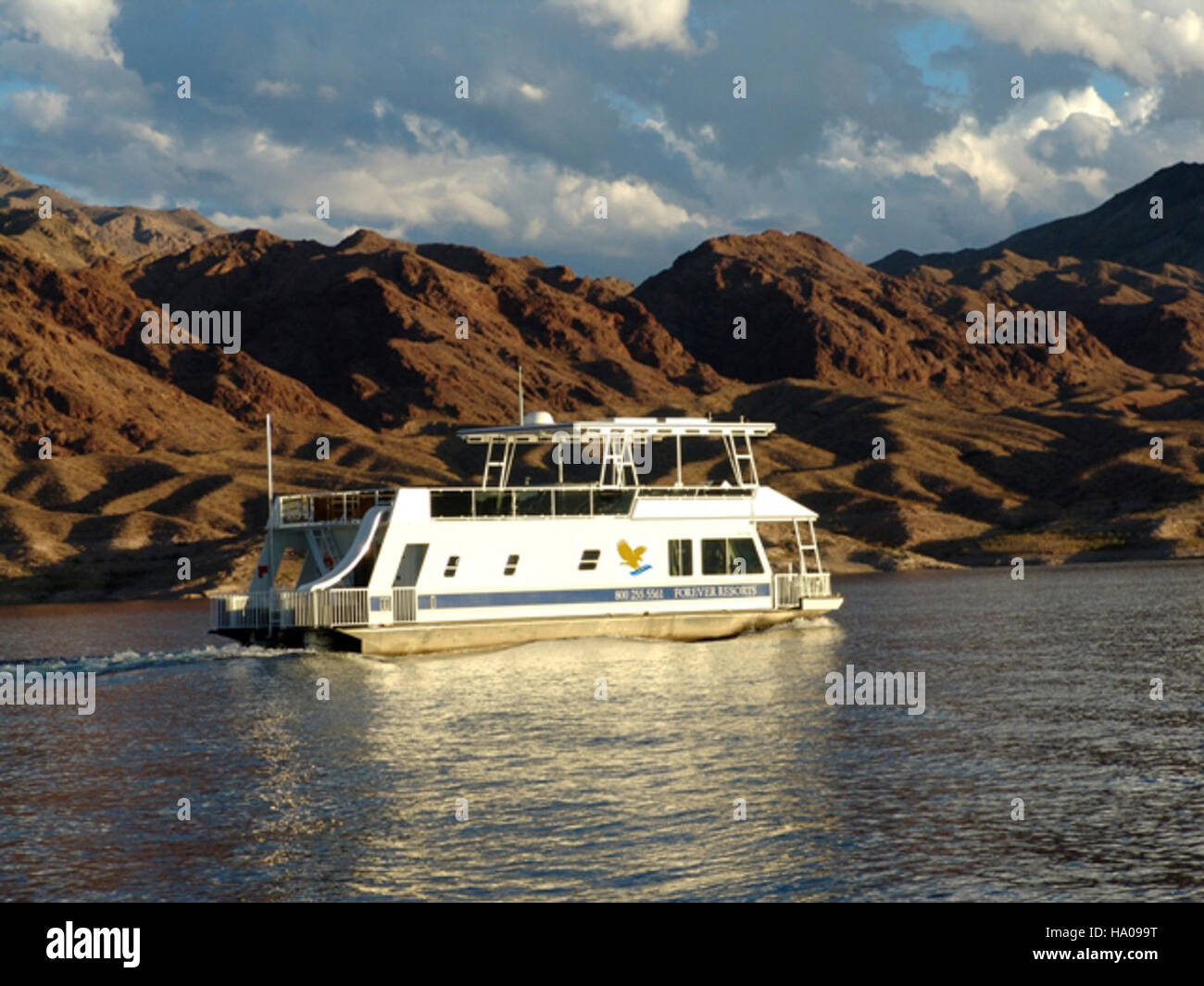 Una casa galleggiante galleggia sul lago Mead, una popolare area ricreativa situata nella Lake Mead National Recreation area, conosciuta per la sua bellezza paesaggistica e le attività all'aperto. Foto Stock
