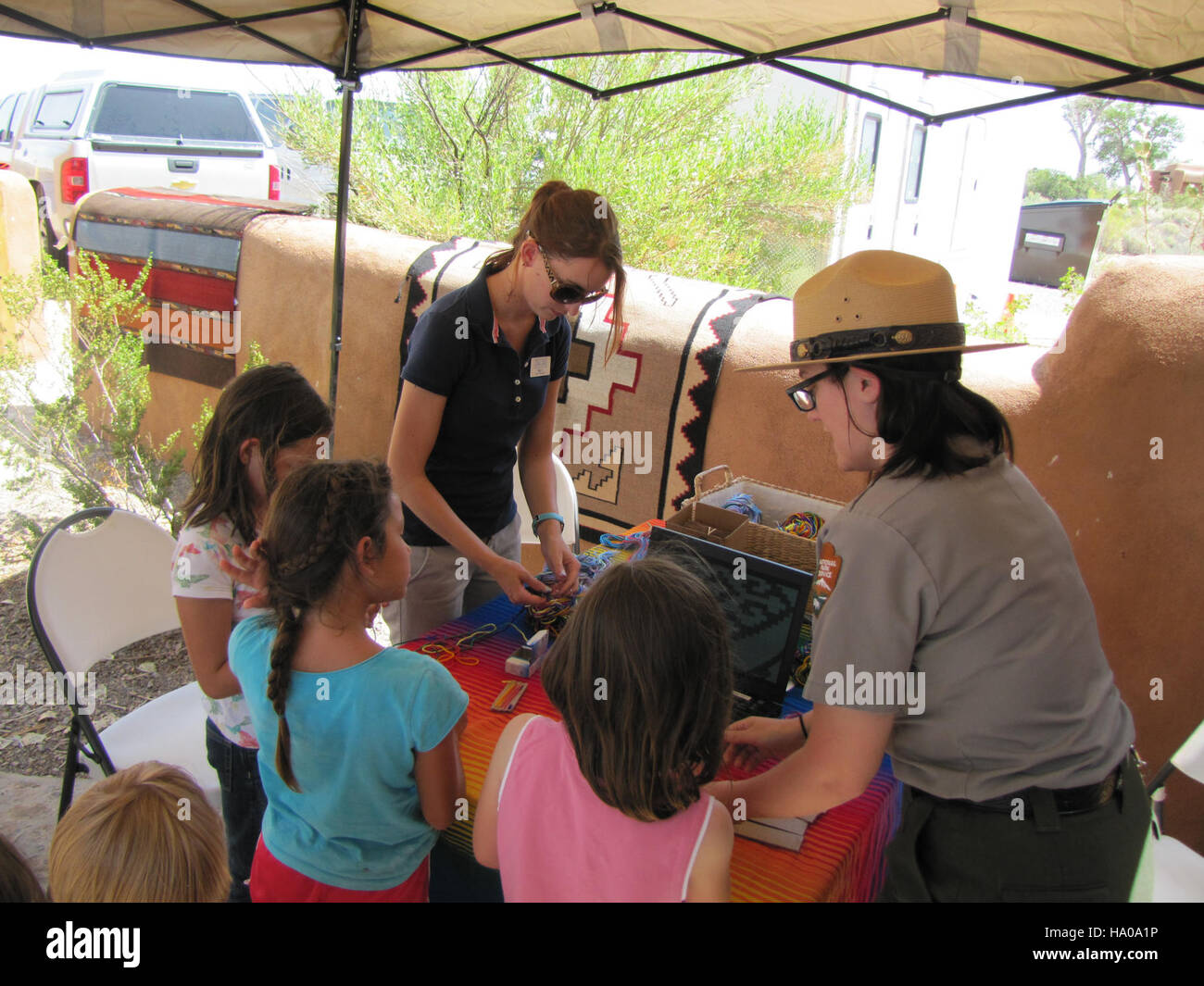 Crafty Kids è un programma progettato per coinvolgere i bambini in attività naturali, promuovendo la creatività e l'educazione ambientale attraverso l'apprendimento pratico e la creazione in ambienti all'aperto. Foto Stock