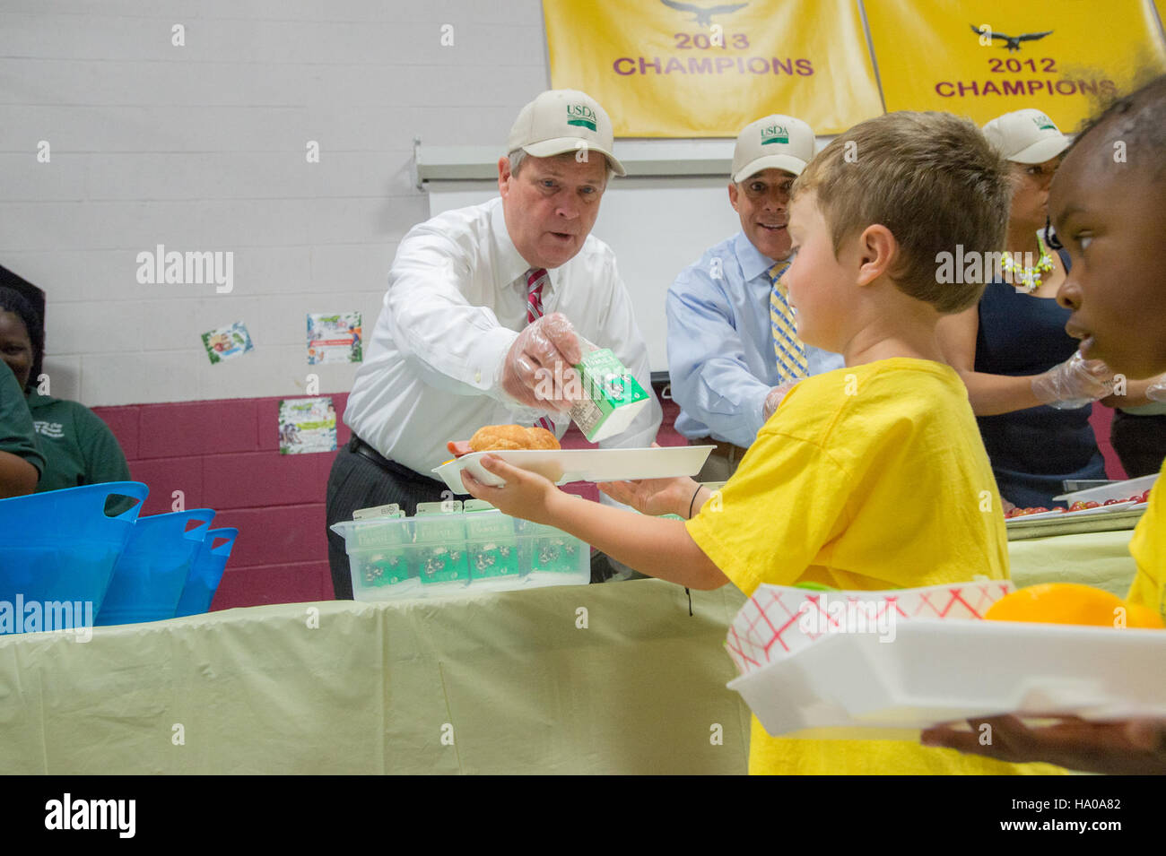 L'evento USDA alla Hamilton School di Baltimora mirava ad affrontare l'insicurezza alimentare fornendo pasti sani e promuovendo l'attività fisica. Le figure chiave includevano il segretario all'agricoltura Tom Vilsack e i leader locali, nonché un focus sui pasti estivi per i bambini. Foto Stock