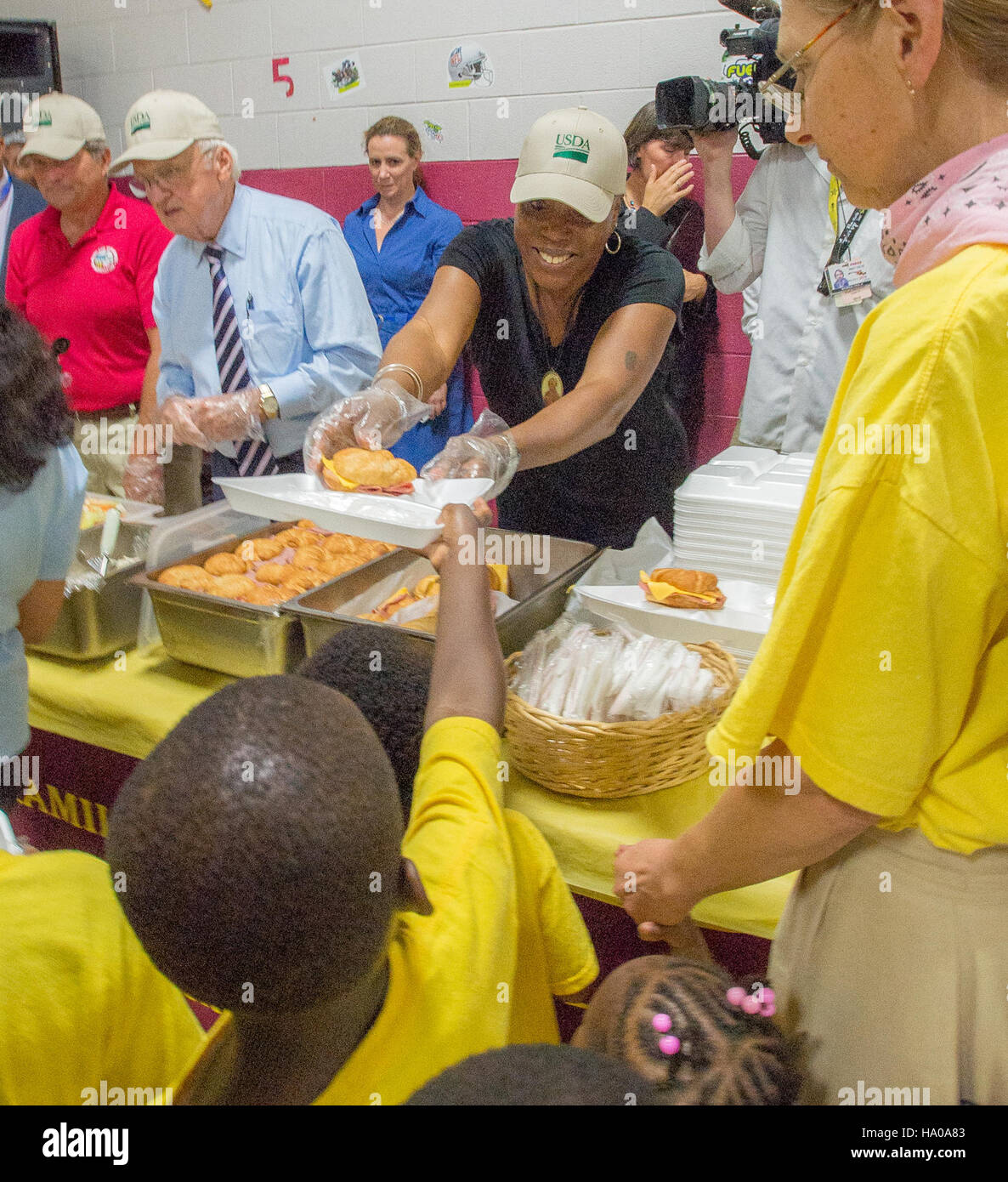 Un evento della comunità a Baltimora, guidato dal segretario dell'USDA Tom Vilsack, ha evidenziato l'importanza di pasti sani nelle scuole e ha affrontato l'insicurezza alimentare attraverso la distribuzione di pasti estivi e programmi nutrizionali. Foto Stock