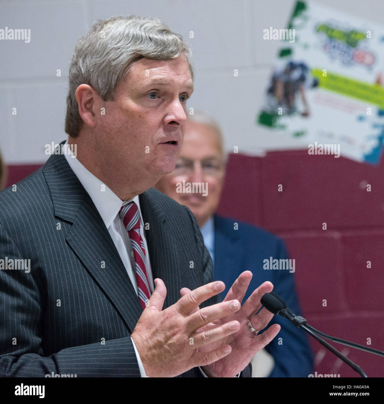 L'USDA e i leader locali, tra cui il segretario all'agricoltura Tom Vilsack, affrontano l'insicurezza alimentare promuovendo pasti sani per gli studenti di Baltimora. L'iniziativa, sostenuta da figure locali come il sindaco Stephanie Rawlings-Blake e il giocatore di calcio Chris Canty, mira a fornire pasti estivi e programmi di attività fisica per i bambini, garantendo l'accesso a cibo nutriente durante le pause scolastiche. Foto Stock