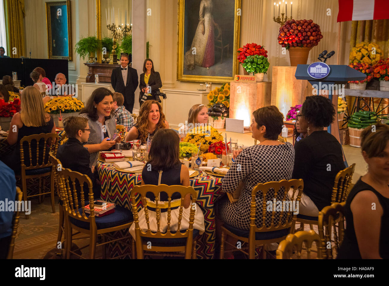 La First Lady Michelle Obama ha partecipato alla Epicurious Healthy Lunchtime Challenge, incoraggiando i bambini a creare pasti sani e nutrienti. L'evento, ospitato alla Casa Bianca, si è concentrato sulla promozione di scelte alimentari più sane tra i giovani attraverso sfide divertenti e educative. Foto Stock