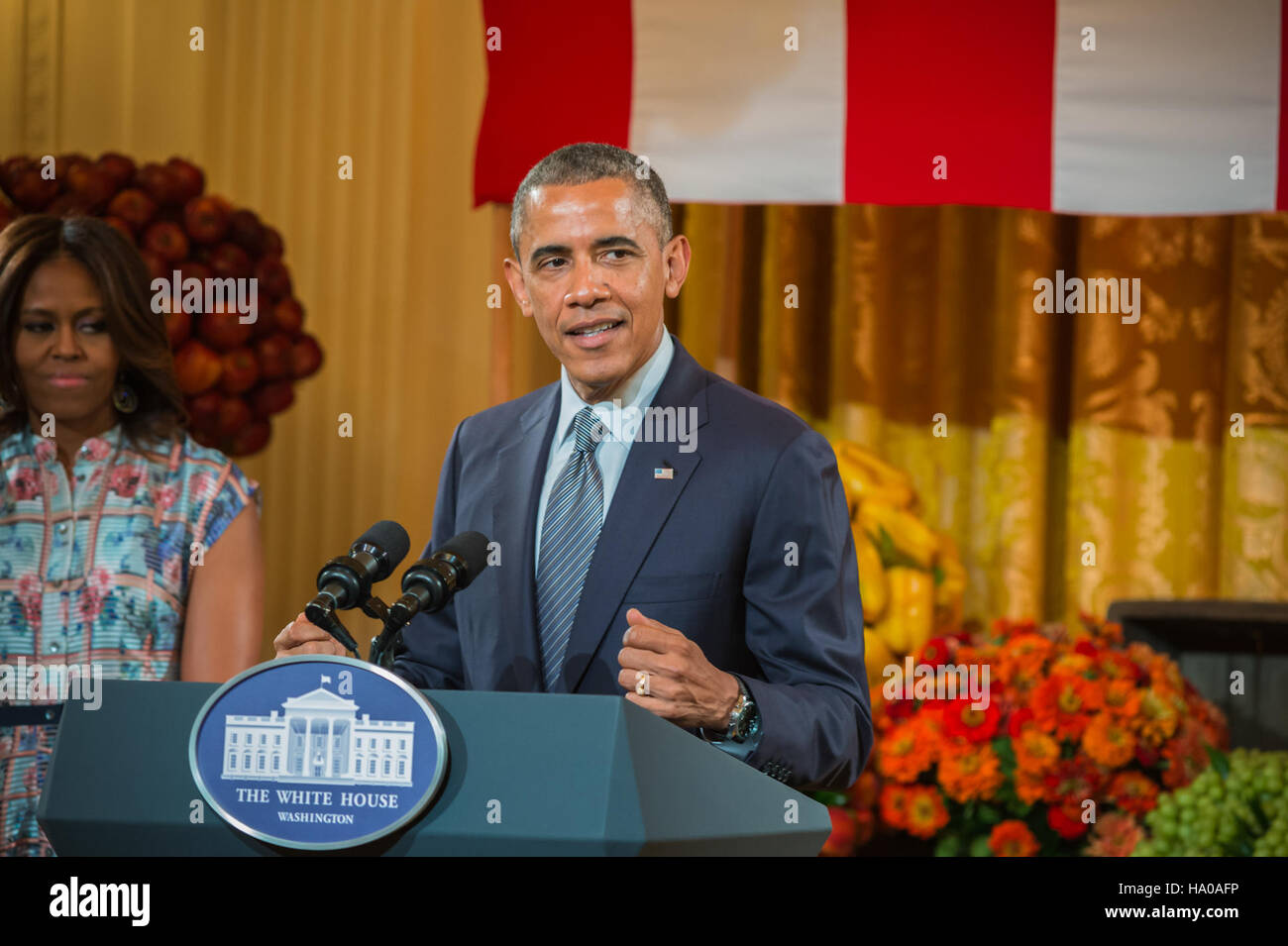 Il presidente Barack Obama e la First Lady Michelle Obama partecipano alla Healthy Lunchtime Challenge alla Casa Bianca, finalizzata a promuovere un'alimentazione sana tra i bambini. L'iniziativa, sostenuta dall'USDA, incoraggia l'educazione nutrizionale e le scelte alimentari salutari nell'ambito dei programmi nazionali di benessere. Foto Stock