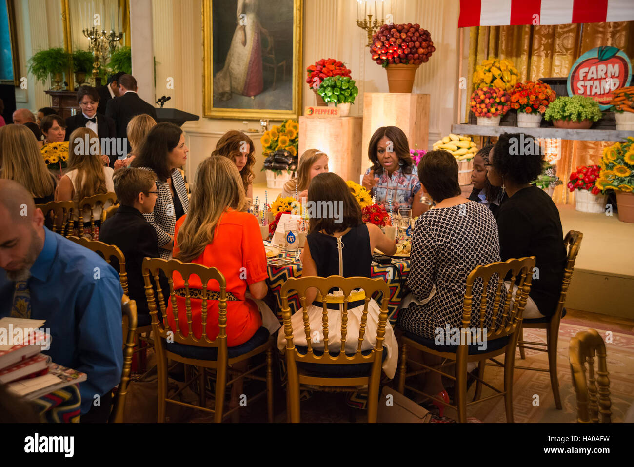 La First Lady Michelle Obama ha ospitato la Healthy Lunchtime Challenge, un evento che promuove l'educazione nutrizionale e l'alimentazione sana per i bambini, in collaborazione con Epicurious e il Center for Nutrition Policy and Programs dell'USDA. L'evento si è tenuto alla Casa Bianca per celebrare idee salutari e creative per i bambini. Foto Stock