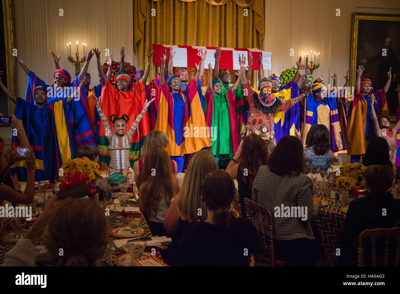 La First Lady Michelle Obama collabora con Epicurious per la Healthy Lunchtime Challenge, promuovendo sane abitudini alimentari per i bambini. L'evento, ospitato dall'USDA e tenuto alla Casa Bianca, sottolinea la nutrizione e il benessere attraverso sfide culinarie creative. Foto Stock