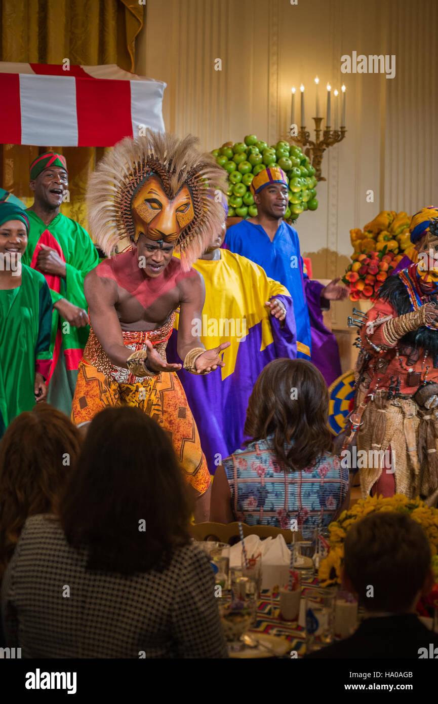La First Lady Michelle Obama partecipa alla Epicurious-Healthy Lunchtime Challenge alla Casa Bianca, promuovendo sane abitudini alimentari e pasti scolastici nutrienti per i bambini. Foto Stock