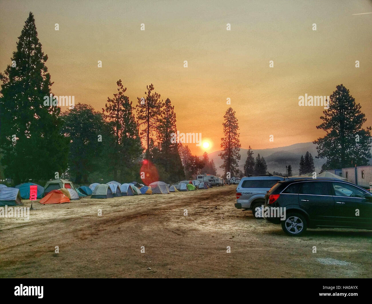 Un incendio nella Klamath National Forest viene gestito da un campo base durante l'alba. L'evento mette in evidenza gli sforzi dell'USDA e dei team di gestione degli incendi per affrontare gli incendi, proteggere le risorse naturali e preservare la salute degli ecosistemi nelle regioni soggette a incendi. Foto Stock