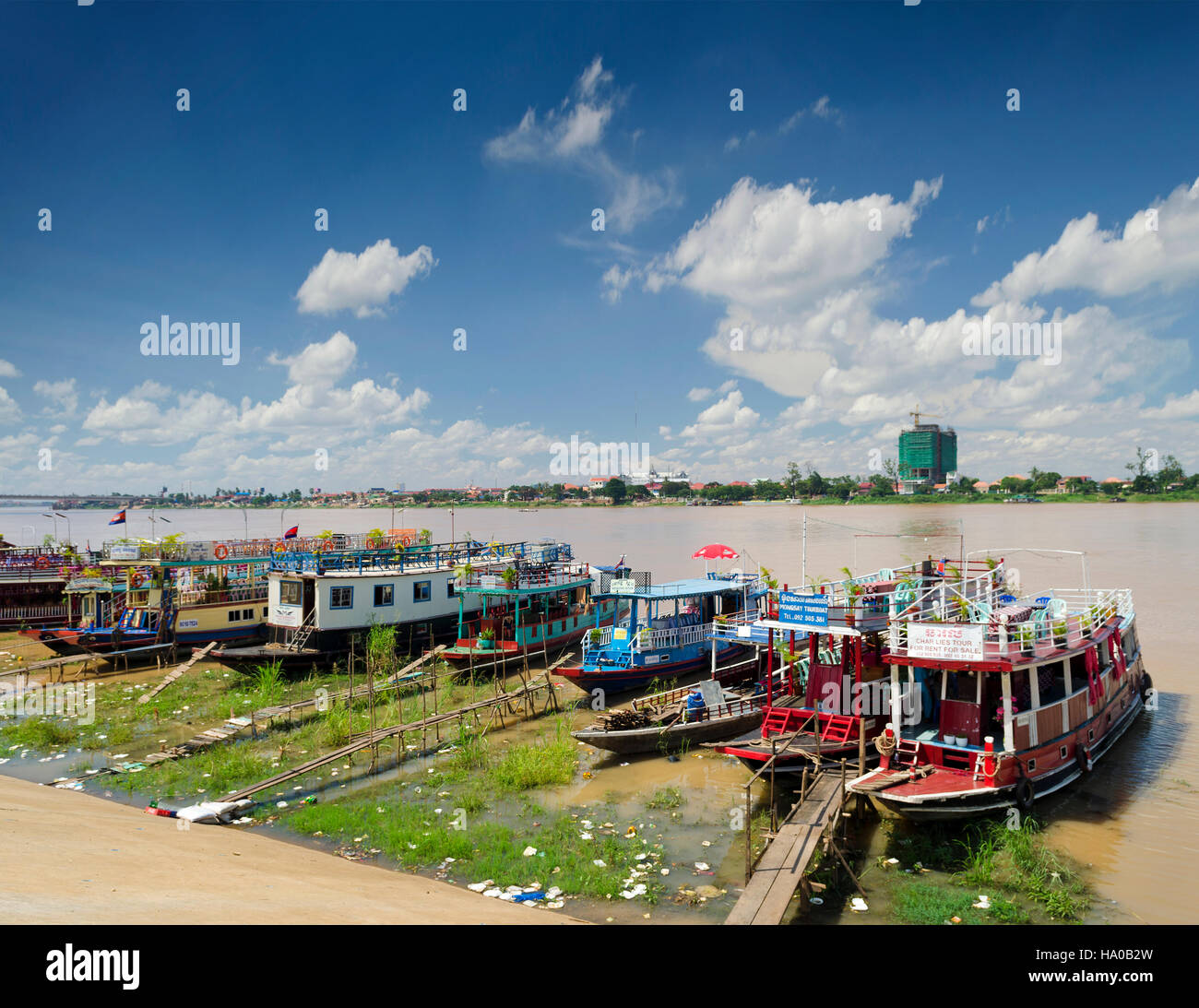 Turistiche gita sul fiume vecchie barche di legno in riverside phnom penh cambogia città Foto Stock
