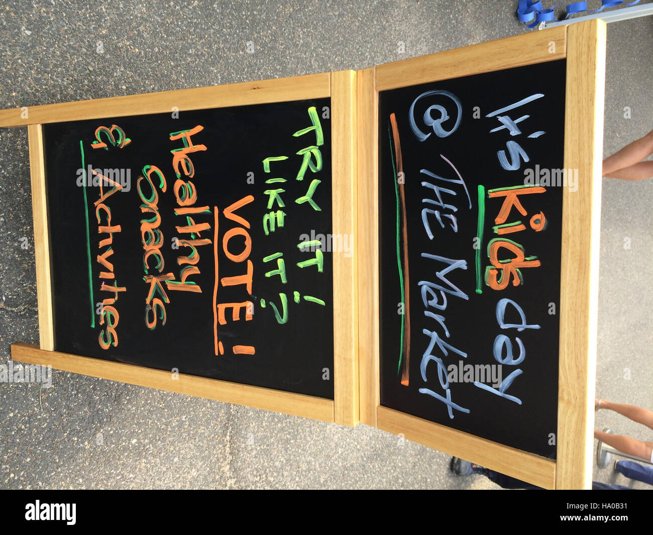 Un evento Kids Day firma nel Pacifico sud-occidentale, parte delle iniziative educative dell'USDA. L'evento è incentrato sul coinvolgimento dei bambini nelle attività di scienze della natura e sulla promozione dell'interesse per la conservazione e la protezione ambientale. Foto Stock