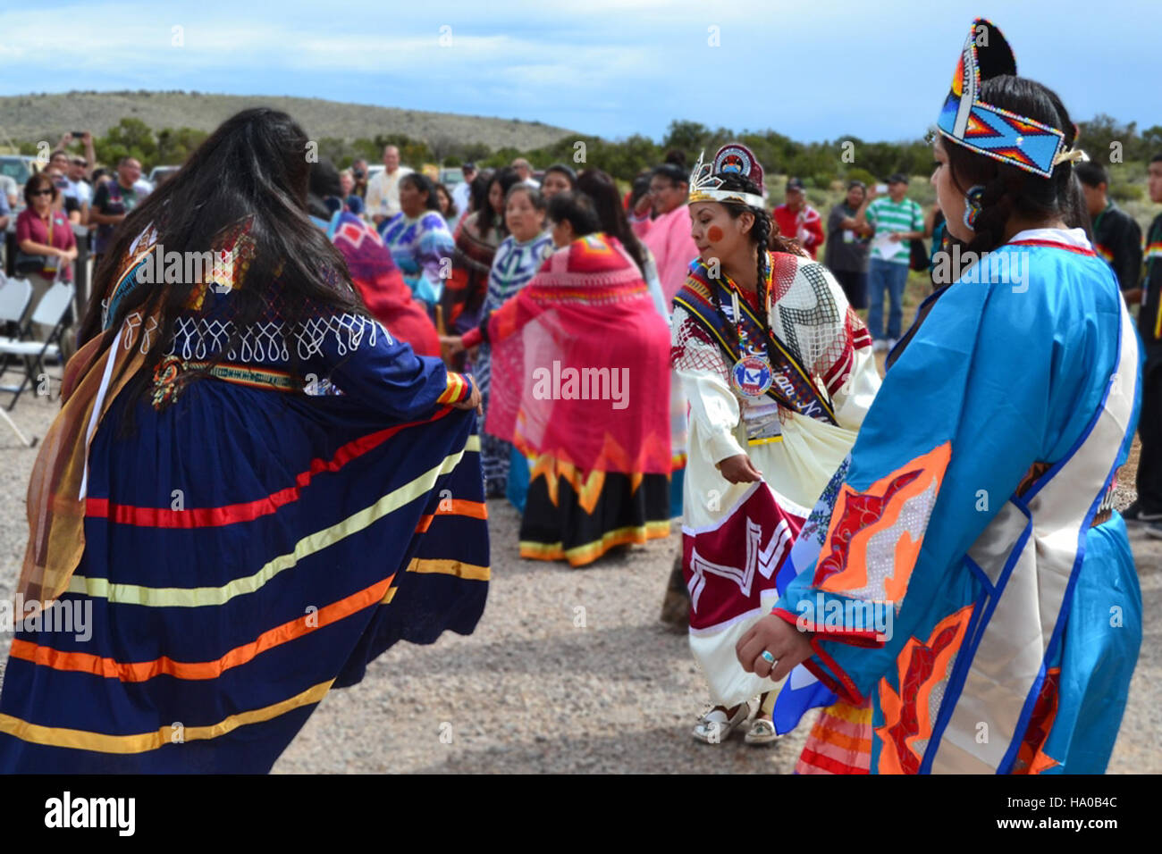 15728924572 usdagov Hualapai Bird ballerini eseguono alla cerimonia del taglio del nastro Foto Stock