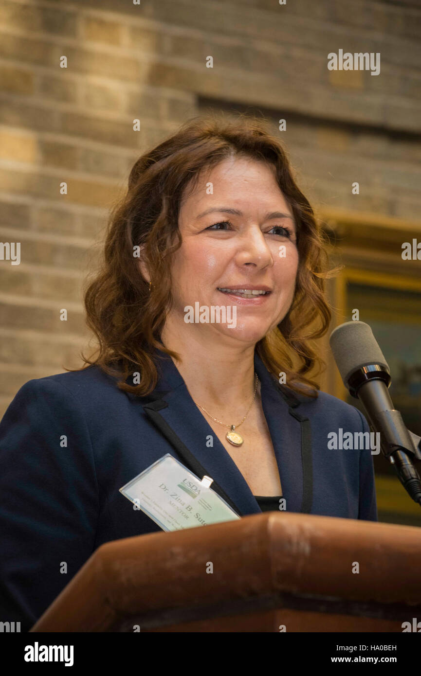 Il Dipartimento dell'Agricoltura degli Stati Uniti (USDA) ha ospitato una giornata delle donne per l'uguaglianza presso il Jefferson Auditorium, Washington, D.C. questo evento mette in evidenza il ruolo delle donne nell'agricoltura e nel governo, promuovendo l'uguaglianza di genere sul posto di lavoro e riconoscendo il contributo delle donne all'USDA e al settore agricolo. Foto Stock