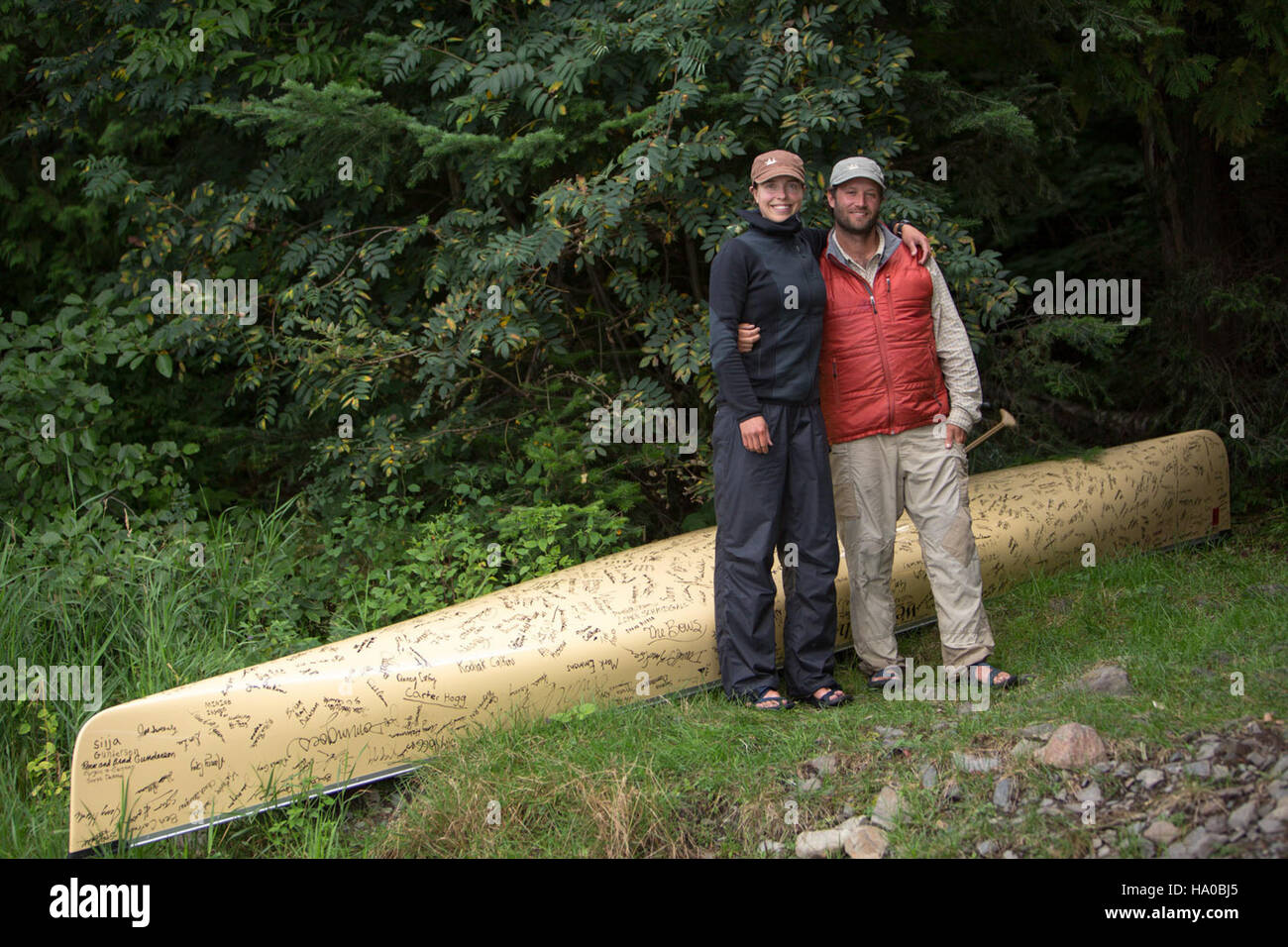 Una canoa galleggia sulle acque calme, offrendo un modo sereno e tranquillo per esplorare gli ambienti naturali. Il canottaggio è un'attività all'aperto molto popolare nei parchi e nelle riserve naturali, che fornisce accesso agli ecosistemi per l'osservazione della fauna selvatica e l'educazione ambientale. Foto Stock