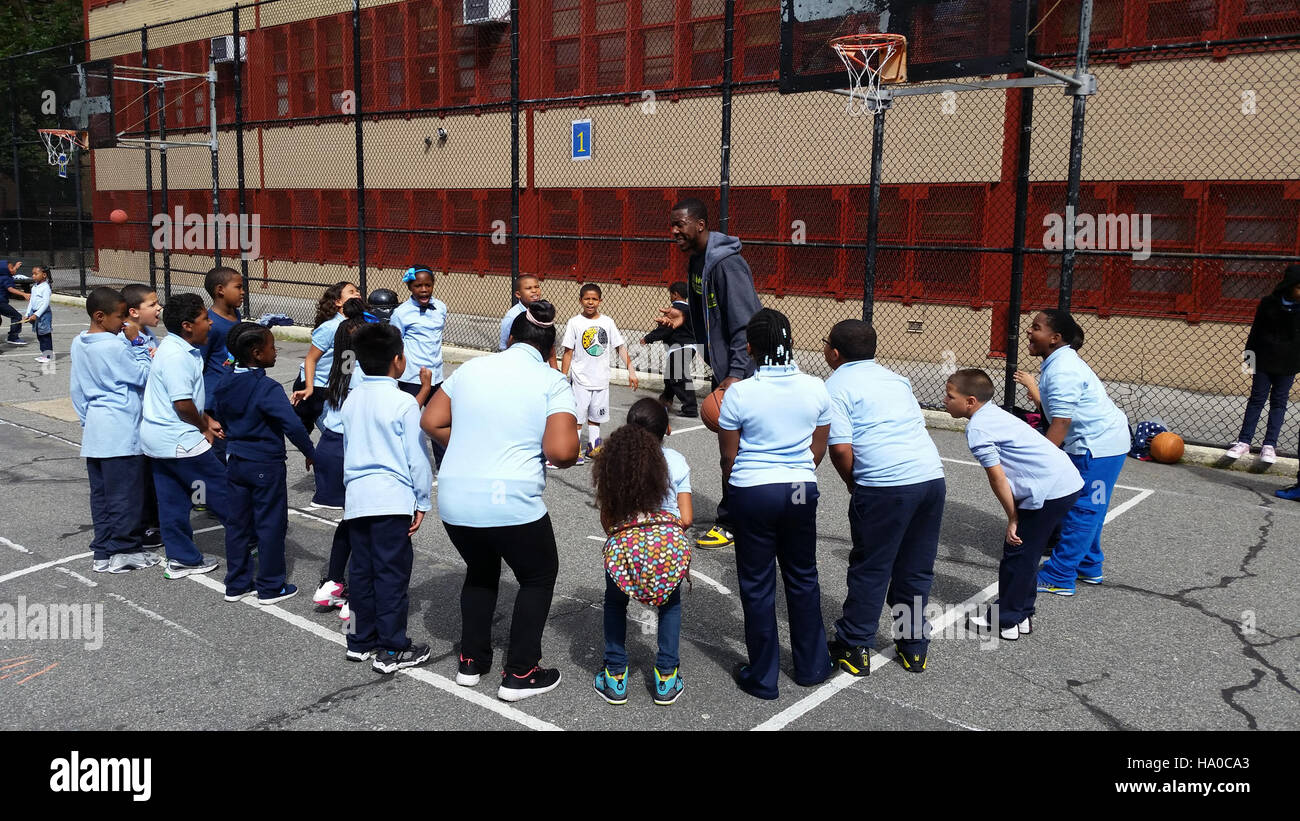 WITS Coach Rob Sanders coinvolge gli studenti in un gioco interattivo e pratico nel cortile del ricovero, promuovendo l'attività fisica e il lavoro di squadra. Questa iniziativa si concentra sull'educazione attraverso il movimento e il divertimento, incoraggiando al contempo abitudini sane e l'interazione sociale tra i bambini. Foto Stock WITS Coach Rob Sanders coinvolge gli studenti in un gioco interattivo e pratico nel cortile del ricovero, promuovendo l'attività fisica e il lavoro di squadra. Questa iniziativa si concentra sull'educazione attraverso il movimento e il divertimento, incoraggiando al contempo abitudini sane e l'interazione sociale tra i bambini. Foto Stock