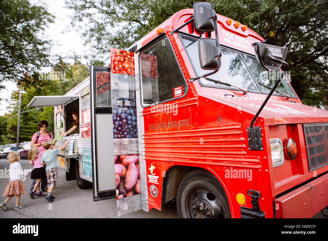 L'USDA sostiene iniziative come il True Food True True Food Truck di Minneapolis, fornendo pasti freschi e promuovendo un'alimentazione sana attraverso i sistemi alimentari locali. Foto Stock L'USDA sostiene iniziative come il True Food True True Food Truck di Minneapolis, fornendo pasti freschi e promuovendo un'alimentazione sana attraverso i sistemi alimentari locali. Foto Stock