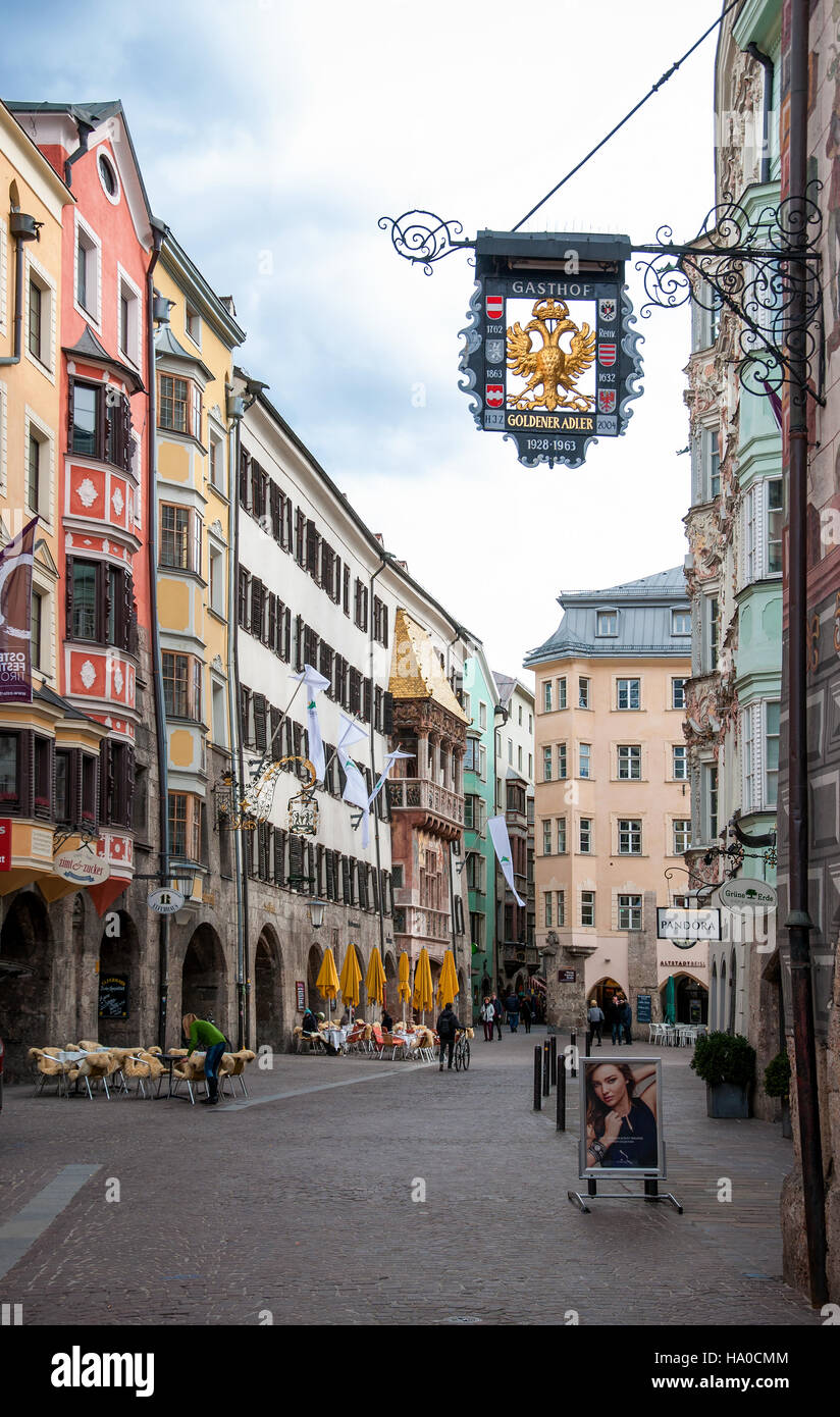 INNSBRUCK, Austria - 28 febbraio 2016: città vecchia, ristoranti e il famoso tetto d'Oro (Goldenes Dachl) a Innsbruck in Tirolo, Austria Foto Stock