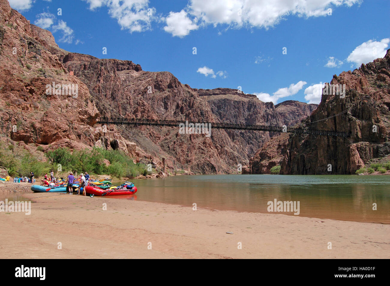 Phantom Ranch, situato ai piedi del Grand Canyon, offre ai visitatori un'esperienza unica con possibilità di rafting e nautica sul fiume Colorado. Il South Kaibab Trail offre accesso a questa località remota, famosa per la sua avventura aspra e le viste panoramiche. Foto Stock