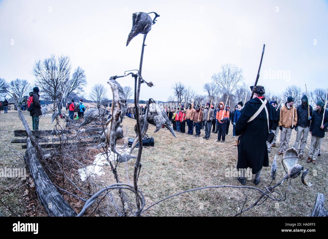 Un gruppo Boy Scouts of America partecipa a un evento al Valley Forge National Historical Park nel 2015, sottolineando il coinvolgimento dei giovani nelle attività all'aperto e il significato storico del parco. Foto Stock Un gruppo Boy Scouts of America partecipa a un evento al Valley Forge National Historical Park nel 2015, sottolineando il coinvolgimento dei giovani nelle attività all'aperto e il significato storico del parco. Foto Stock