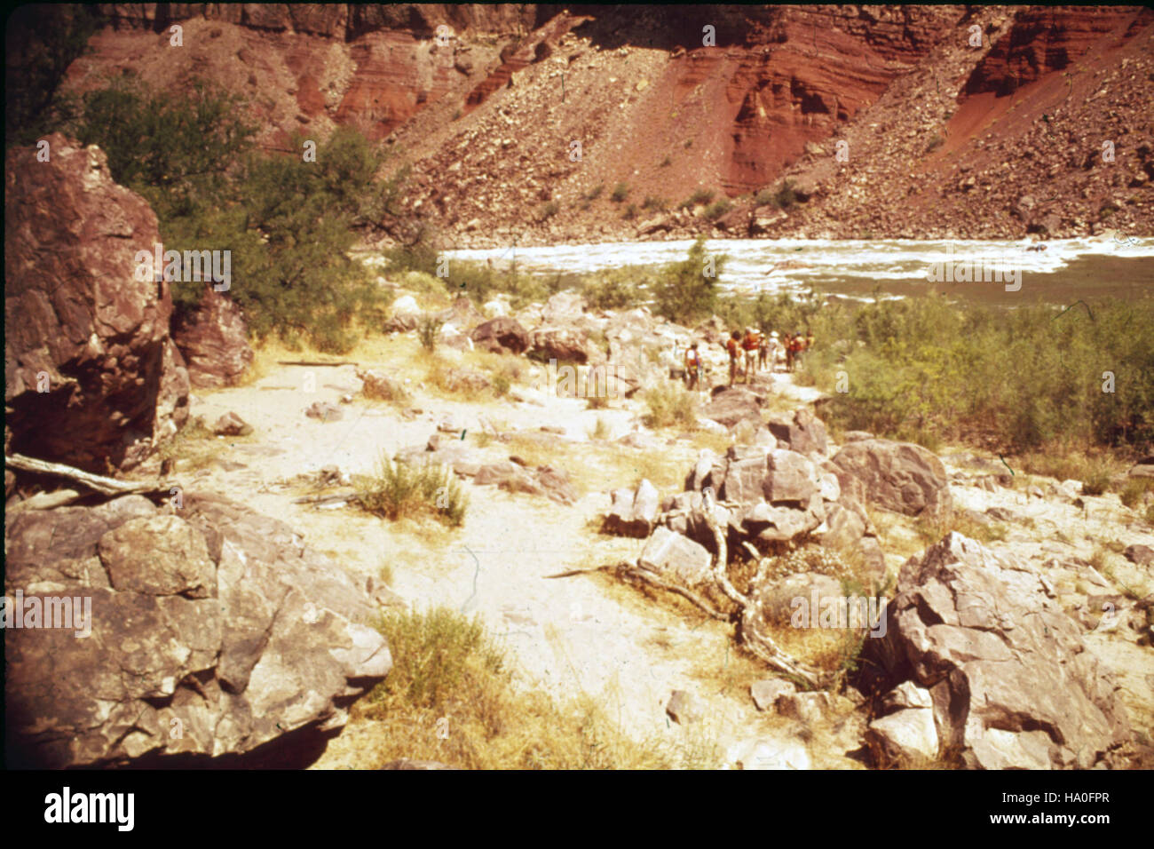 Hance Rapids, situata nel Grand Canyon, è una famosa e impegnativa attrazione sulle rapide per gli appassionati di rafting. Le sue potenti correnti e il paesaggio aspro evidenziano le formazioni geologiche del canyon e le sfide di navigare nelle sue acque. Foto Stock