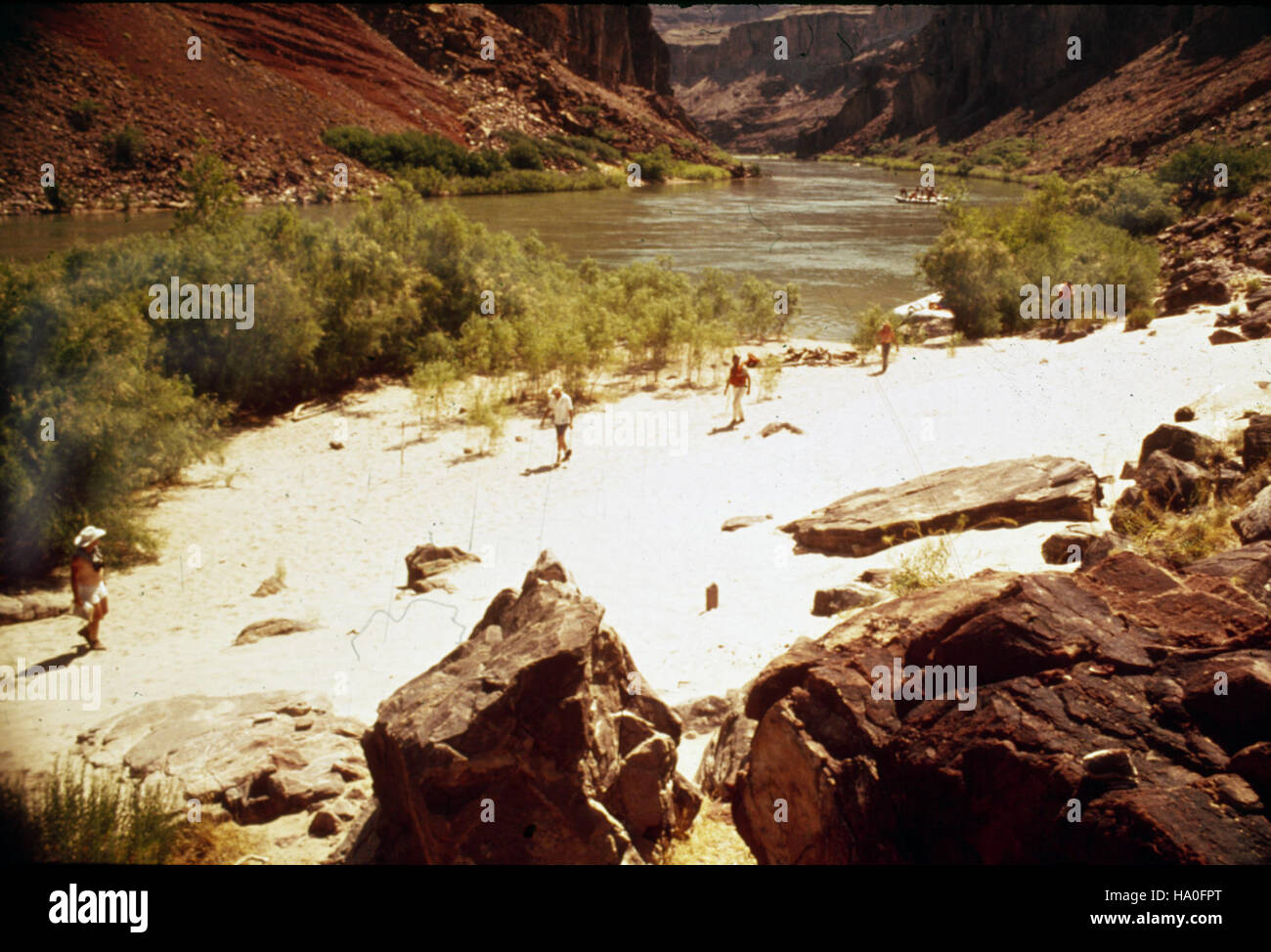 Hance Rapids, situata sul fiume Colorado nel Grand Canyon, è una sezione impegnativa e popolare per il rafting sulle rapide, che offre viste spettacolari e un'esperienza fluviale unica. Foto Stock