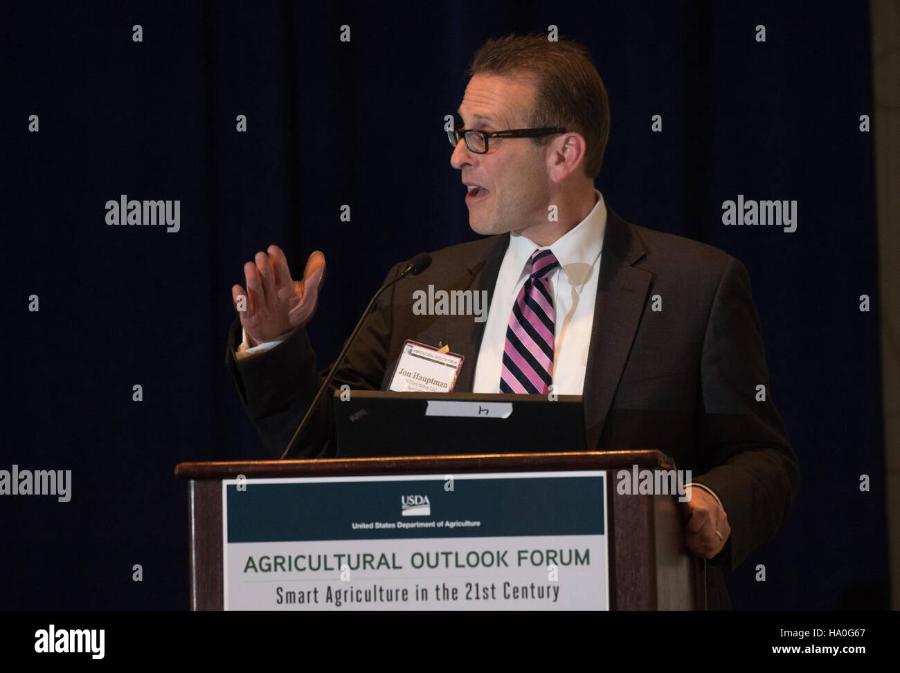 L'Outlook Forum 2015, guidato da esperti come Hauptman e Bishop, ha discusso le pratiche e le innovazioni dell'agricoltura intelligente per migliorare l'agricoltura e la sostenibilità negli Stati Uniti. Foto Stock