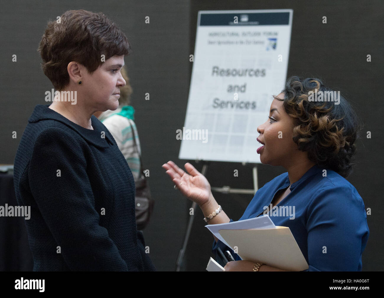 In un evento organizzato dall'USDA, il vice segretario Harden partecipa a una sessione di networking con le donne in agricoltura, discutendo strategie per sostenere le donne sul campo e promuovere l'innovazione nelle pratiche agricole. Foto Stock
