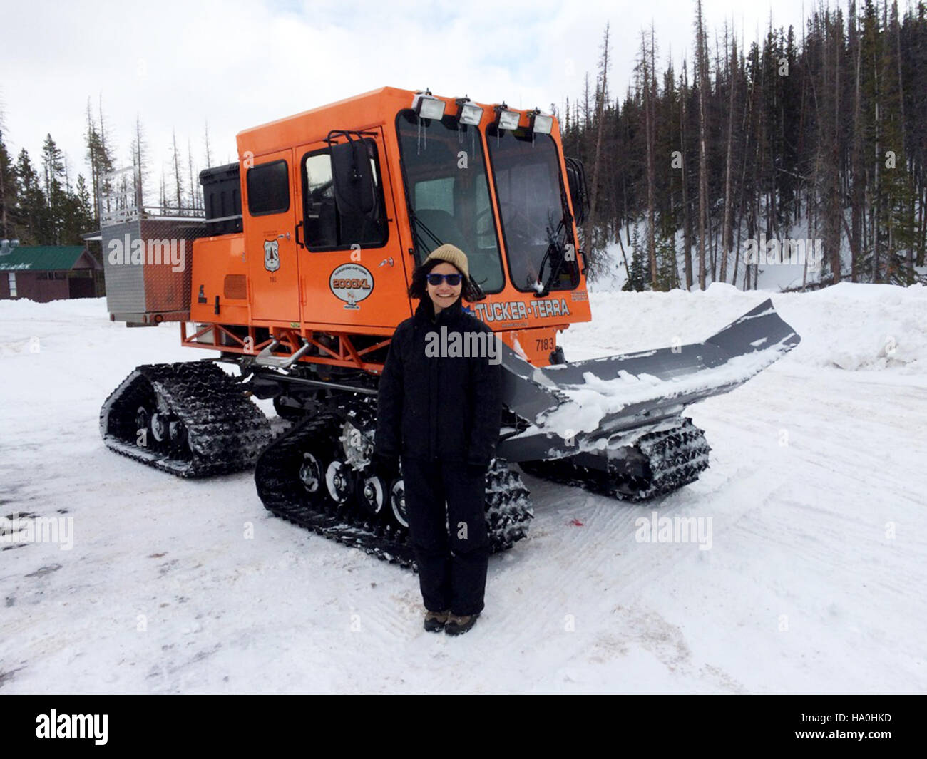 Carita Chan si trova di fronte a un veicolo Sno-Cat, utilizzato per il trasporto in aree innevate. Sno-Cat è parte integrante della ricerca in climi freddi, contribuendo a supportare il lavoro scientifico sul campo in ambienti remoti e innevati. Foto Stock
