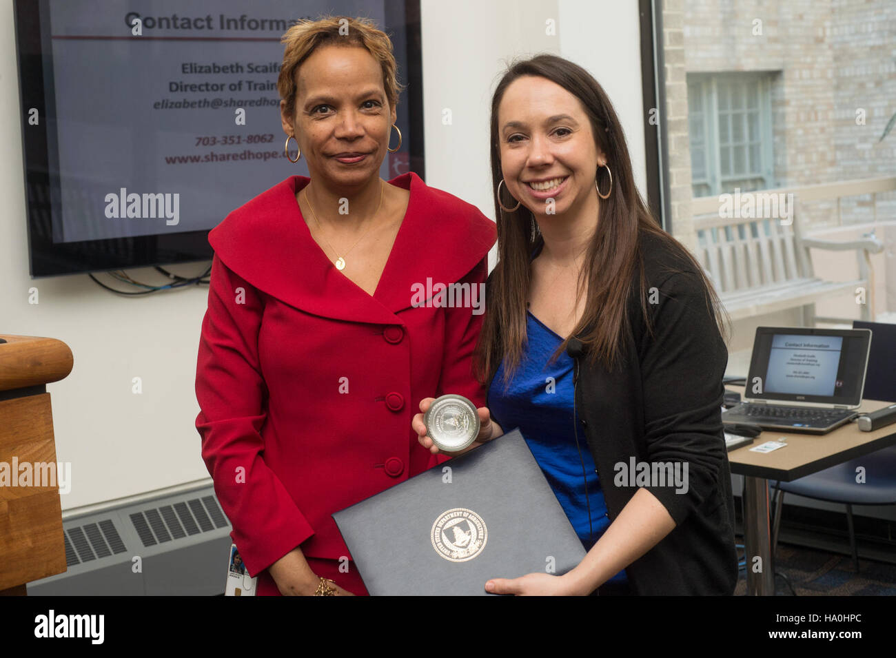 L'Ufficio dell'USDA del segretario aggiunto per i diritti civili si concentra sulla formazione e la trasformazione culturale per prevenire gli abusi sui minori e la tratta di esseri umani, sostenendo le comunità vulnerabili e promuovendo la consapevolezza e l'istruzione. Foto Stock