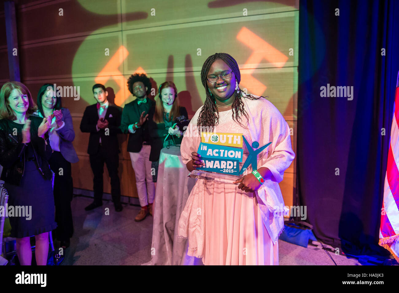 Nosa Akol, una leader adolescente di Binghamton, New York, è stata premiata per la sua leadership nella scienza ambientale e nello sviluppo della comunità. Il suo coinvolgimento nei programmi per la gioventù promuove gli sforzi di sostenibilità e conservazione nelle comunità locali. Foto Stock