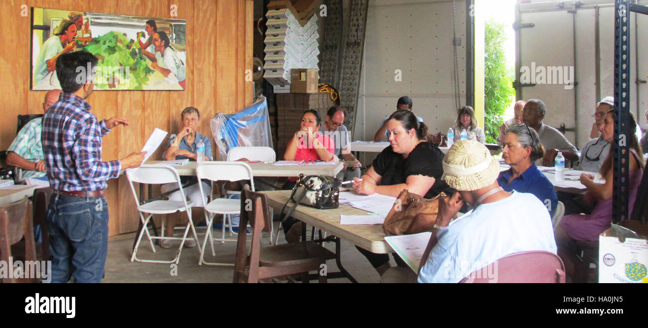 Le persone partecipano a programmi educativi sulle pratiche di agricoltura biologica. Questi sforzi contribuiscono a promuovere metodi agricoli sostenibili e una gestione ambientale nelle scienze agricole. Foto Stock