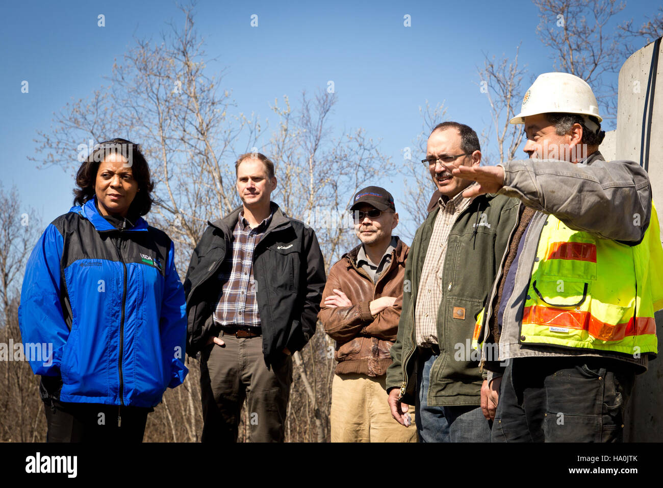 Questa immagine raffigura Vernita Dore, ufficiale dell'USDA, che visita una struttura per le acque reflue nella parte bassa di Kalskag, Alaska, evidenziando il ruolo dello sviluppo delle infrastrutture nelle comunità rurali e nella protezione ambientale. Foto Stock