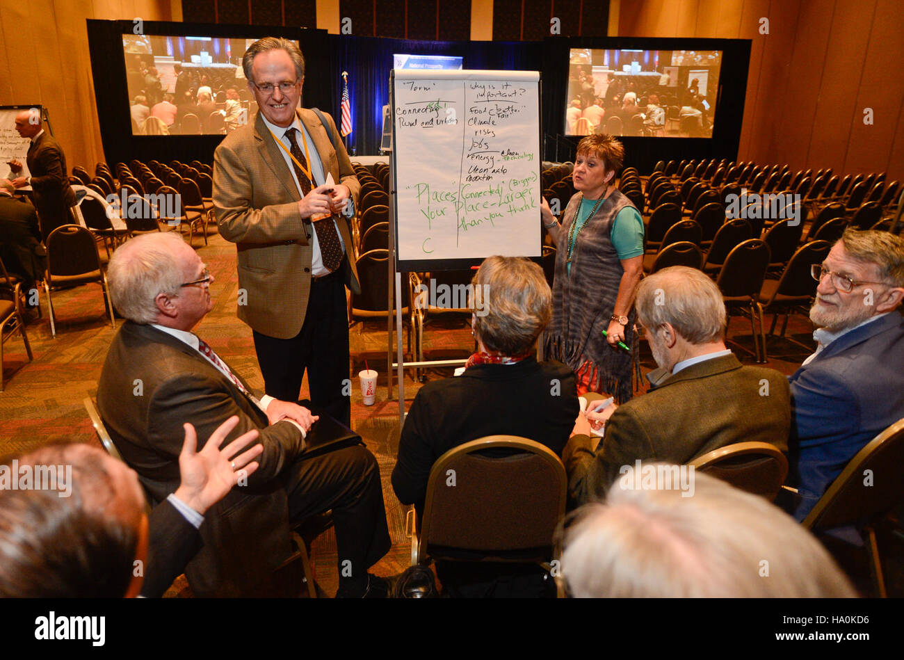 L'USDA partecipa alla Convenzione OCSE, discutendo le politiche internazionali in materia di agricoltura e norme ambientali. La conferenza si concentra su pratiche sostenibili, sicurezza alimentare e cooperazione globale sulle sfide agricole. Foto Stock