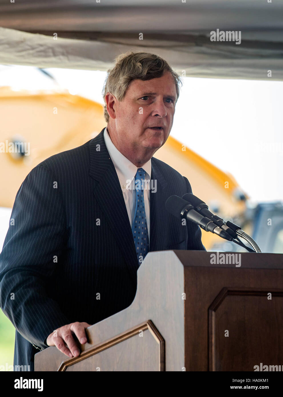 L'immagine cattura un evento del Dipartimento dell'Agricoltura in Kansas, che mette in evidenza l'innovazione e la ricerca agricola presso la Kansas State University. Riflette l'intersezione tra scienza, tecnologia e politica agricola. Foto Stock