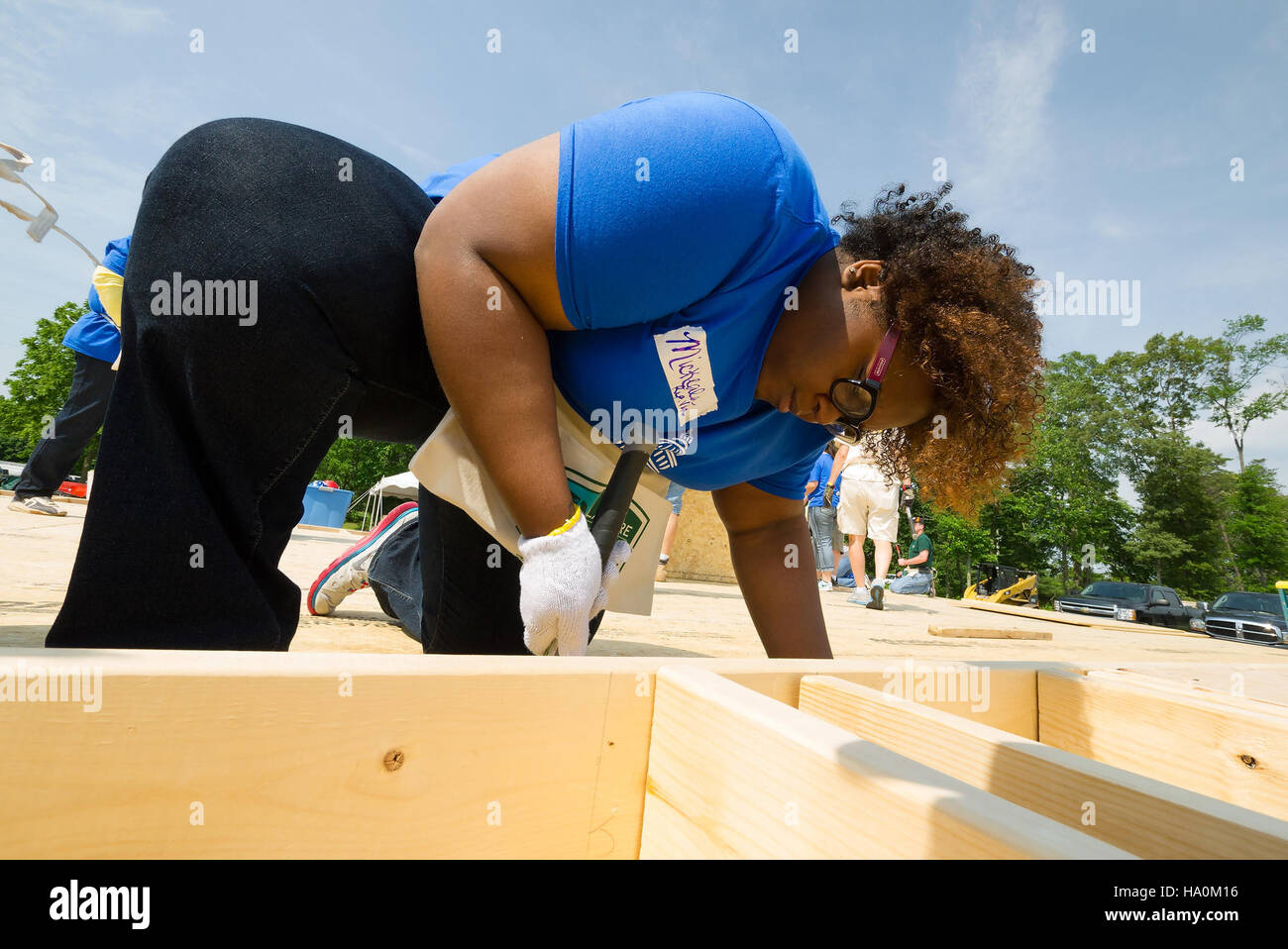 La costruzione di abitazioni di autoaiuto, sostenuta dallo sviluppo rurale dell'USDA, consente alle comunità delle aree rurali di costruire case a prezzi accessibili. Questo programma fornisce risorse ai singoli individui per costruire le proprie case, contribuendo allo sviluppo economico locale e all'impegno della comunità. L'iniziativa promuove la proprietà familiare, la stabilità economica e pratiche abitative sostenibili nelle comunità rurali. Foto Stock