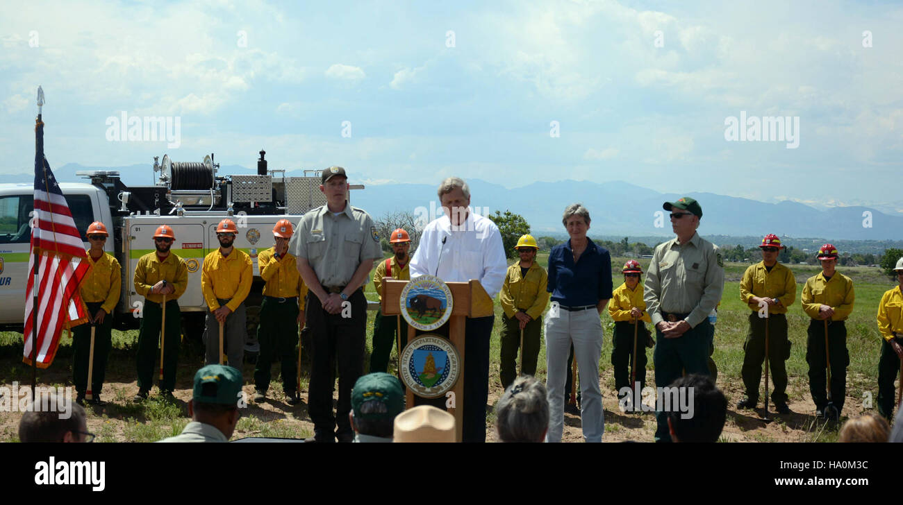 I funzionari del servizio forestale, tra cui Tidwell e Vilsack, hanno annunciato misure per affrontare le minacce di incendi nelle aree colpite dalla siccità. L'annuncio ha evidenziato l'impatto su regioni quali l'arsenale delle Montagne Rocciose il National Wildlife Refuge e altre aree vulnerabili, sottolineando gli sforzi di prevenzione e gestione degli incendi per proteggere gli ecosistemi e le comunità. Foto Stock