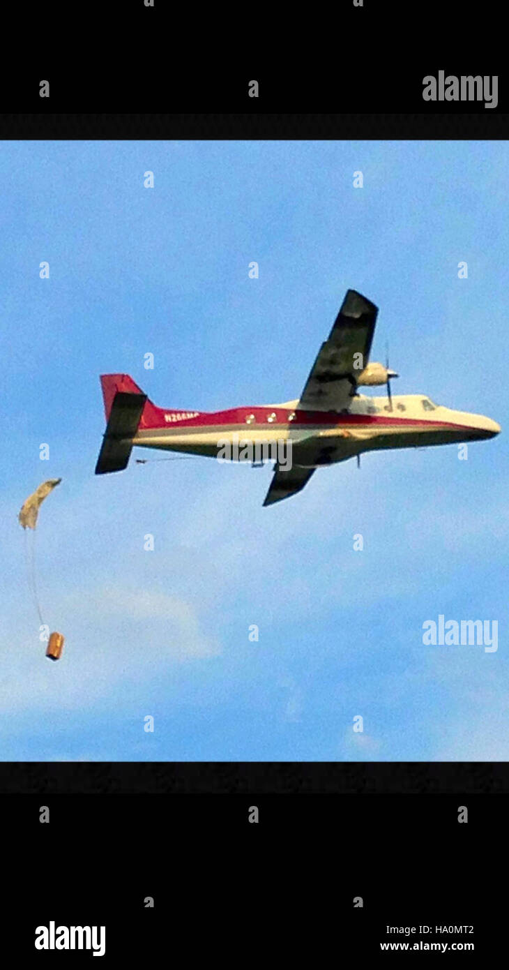 Il programma Alaska Fire utilizza aerei per trasportare rifornimenti durante le operazioni di incendio. Questo supporto aereo aiuta a controllare gli incendi, fornendo risorse essenziali in modo rapido ed efficiente in luoghi remoti sul terreno accidentato dell'Alaska. Foto Stock