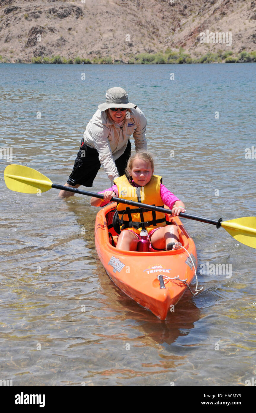 Un gruppo di bambini della YMCA si diverte a praticare attività sul lago Mojave, parte dell'area ricreativa nazionale del lago Mead vicino a Las Vegas. I bambini, che indossano giubbotti di salvataggio, sono impegnati in attività acquatiche al Black Canyon, circondati dalla natura e da vedute panoramiche. L'area promuove attività ricreative all'aperto e sicurezza per i visitatori di tutte le età. Foto Stock Un gruppo di bambini della YMCA si diverte a praticare attività sul lago Mojave, parte dell'area ricreativa nazionale del lago Mead vicino a Las Vegas. I bambini, che indossano giubbotti di salvataggio, sono impegnati in attività acquatiche al Black Canyon, circondati dalla natura e da vedute panoramiche. L'area promuove attività ricreative all'aperto e sicurezza per i visitatori di tutte le età. Foto Stock