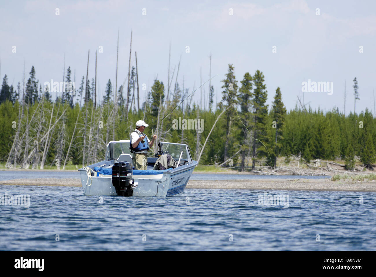 La pesca nel lago Yellowstone è un'attività molto popolare nel parco nazionale di Yellowstone, che offre l'opportunità di sperimentare la bellezza naturale del parco mentre si pratica la pesca ricreativa in un ambiente protetto. Foto Stock
