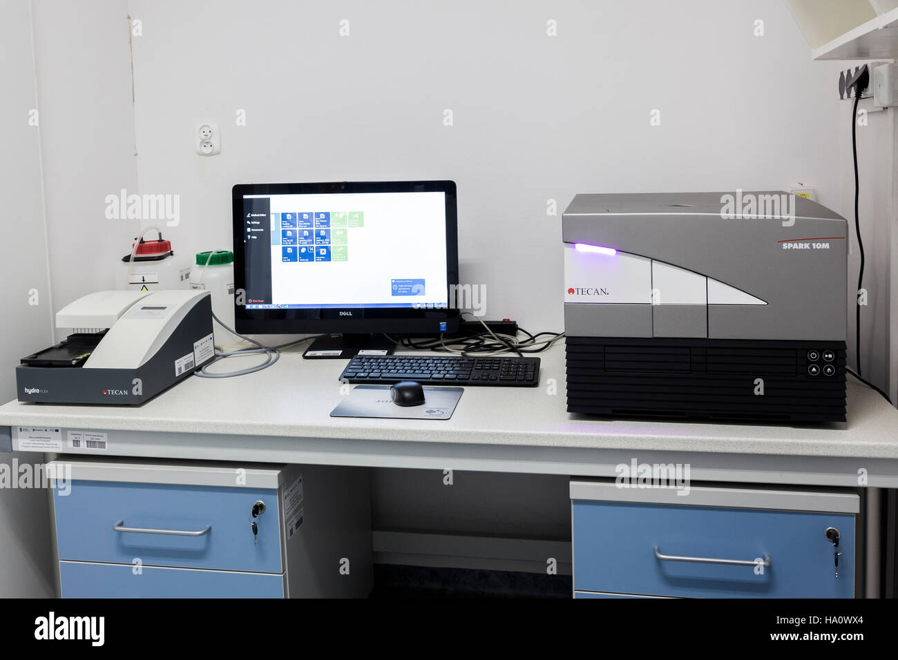 Tecan Spark 10M nel Dipartimento di Scienza dei Materiali presso l'Istituto di Fisica Nucleare presso l'Accademia polacca delle Scienze di Cracovia. UV-vis reader c Foto Stock