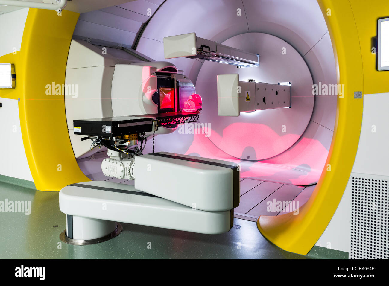 Il trattamento del cancro laboratorio 2 DEL GANTRY nel ciclotrone Bronowice Center presso l'Istituto di Fisica Nucleare presso l'Accademia polacca delle Scienze di Cracovia. Foto Stock