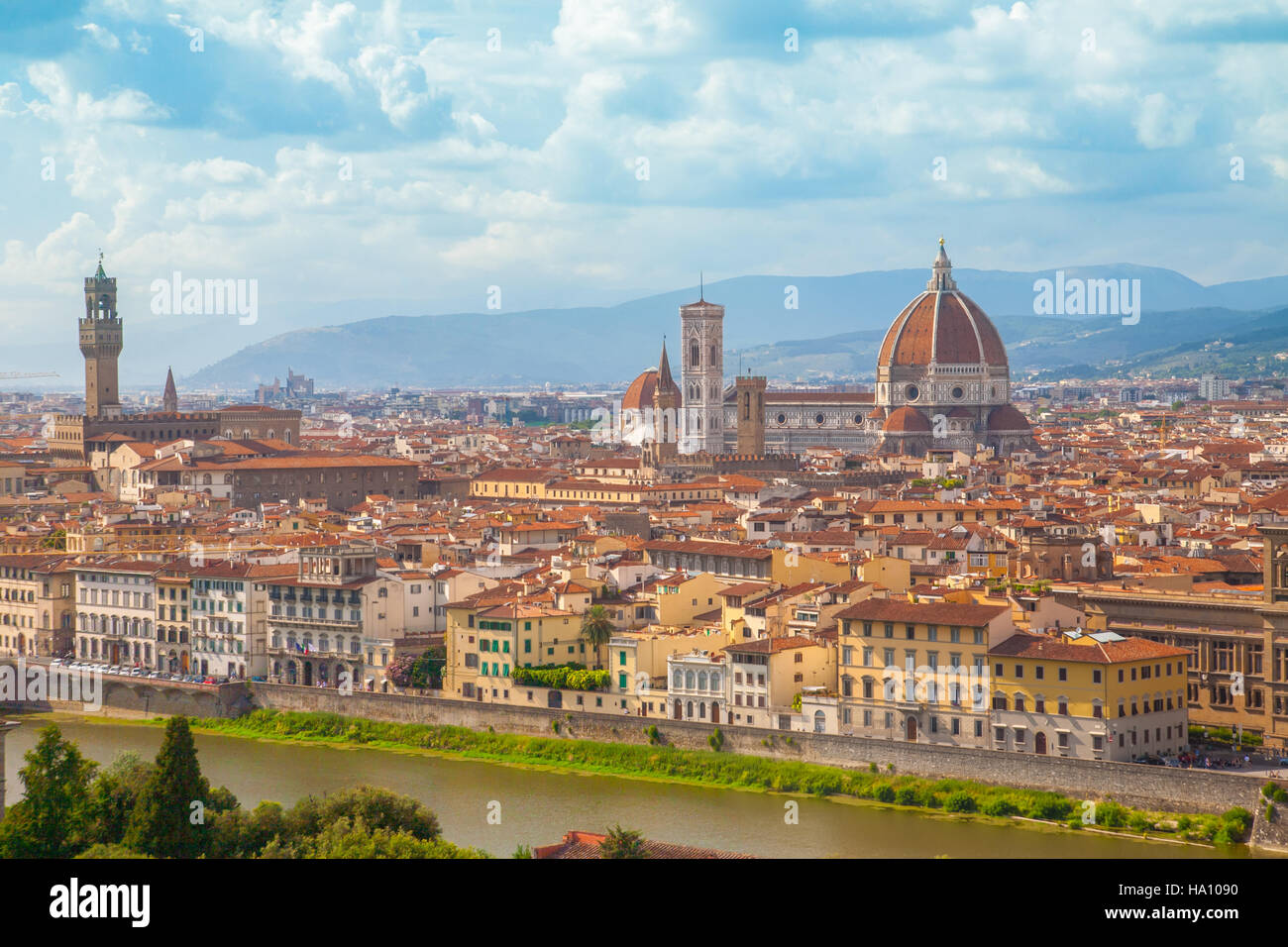 Paesaggio urbano di Firenze con il Duomo di Santa Maria del Fiore da Piazzale Michelangelo, Italia Foto Stock