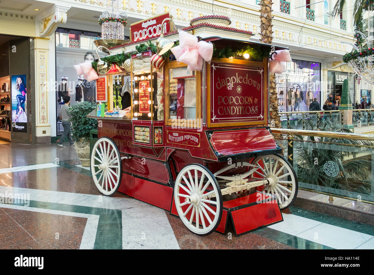 Elegante vintage tradizionale stand popcorn su ruote all'interno del Trafford Centre, Manchester, Regno Unito Foto Stock