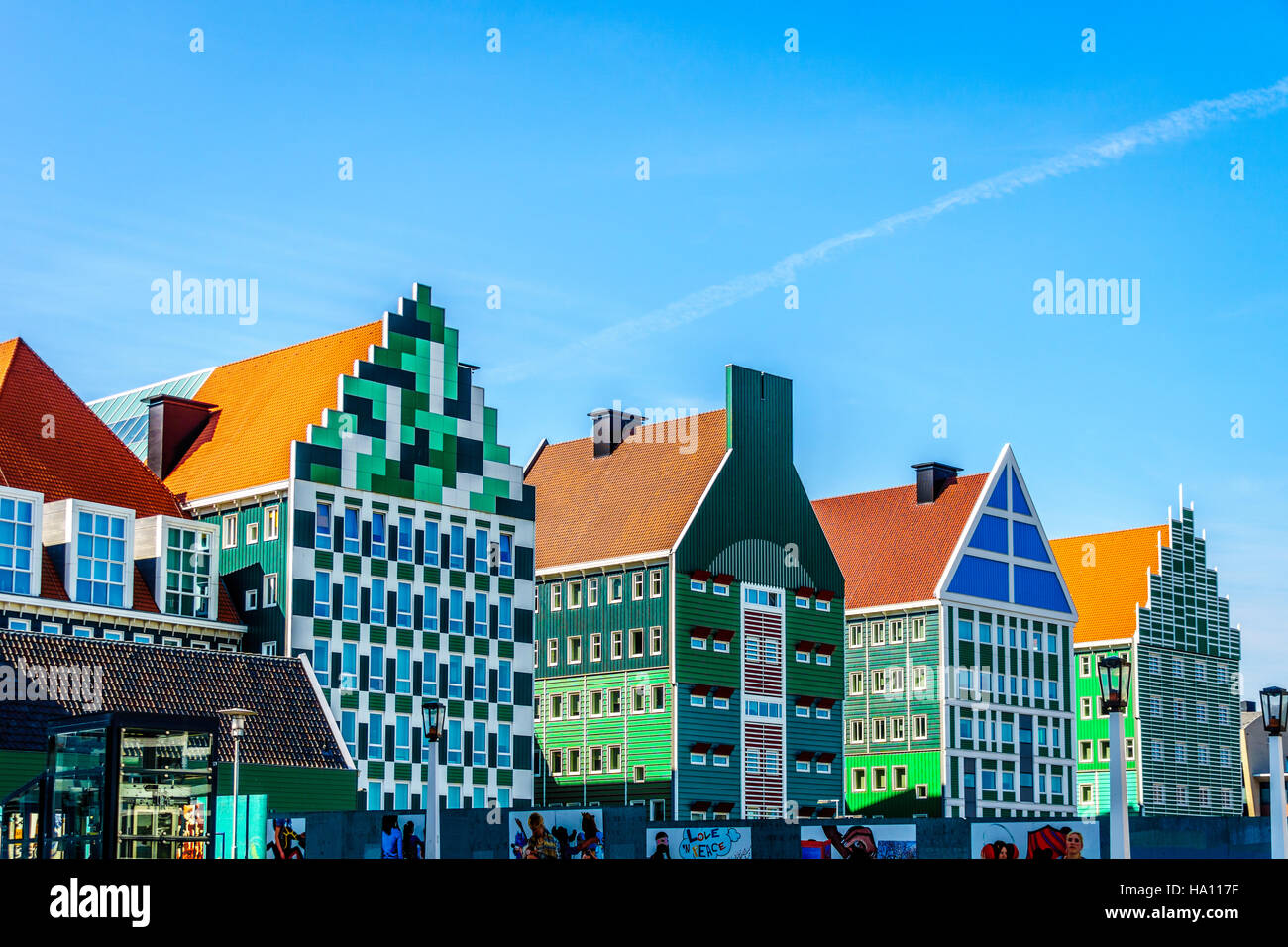 Edificio alto e moderno che incorpora il blu e il verde a Zaanse tradizionale frontoni in Zaandam nei Paesi Bassi Foto Stock