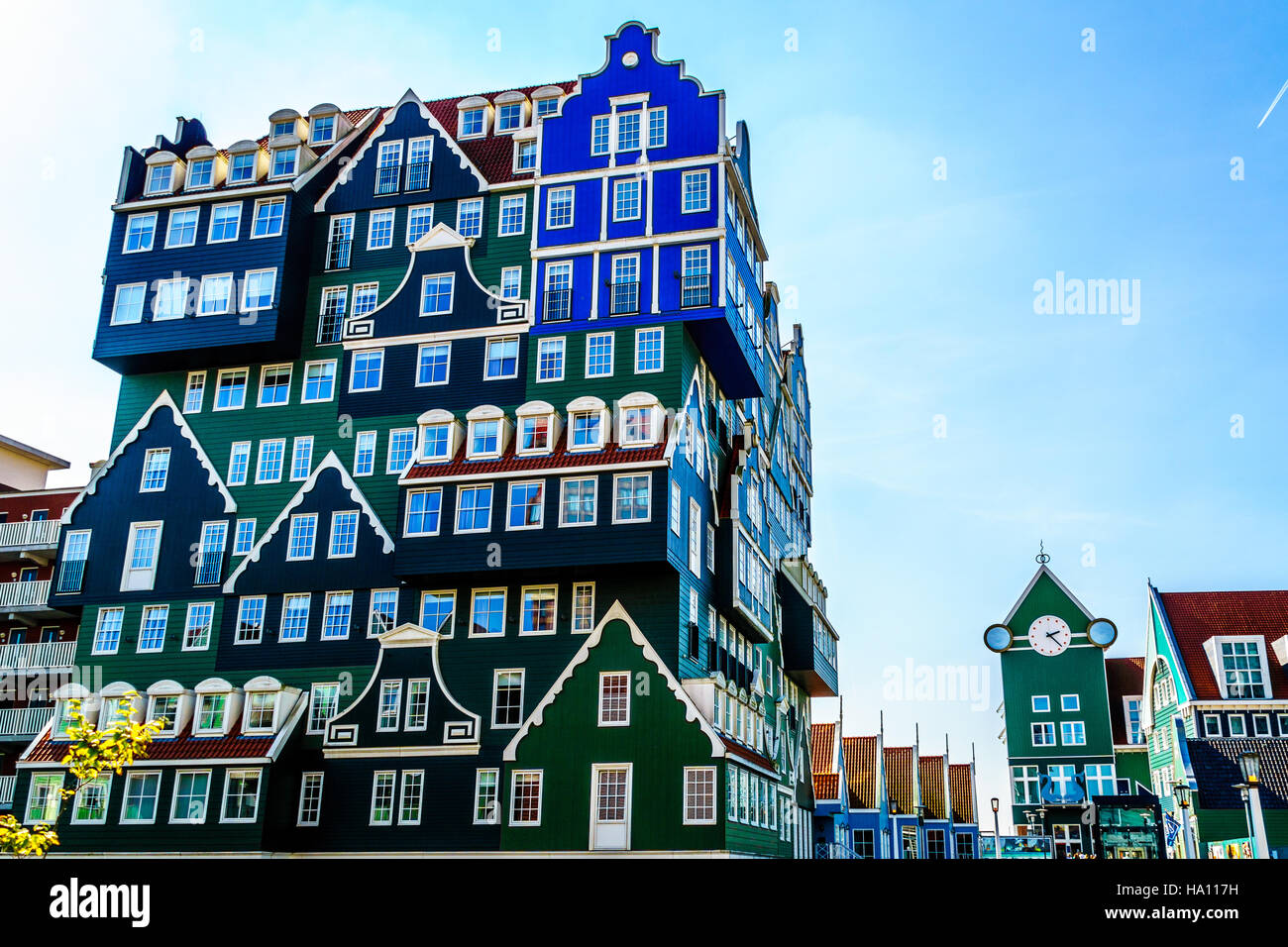 Edificio alto e moderno che incorpora il blu e il verde a Zaanse tradizionale frontoni in Zaandam nei Paesi Bassi Foto Stock