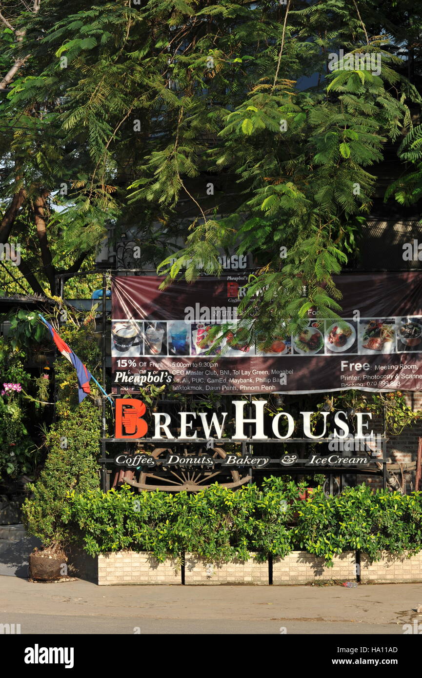 Casa Brew Coffee shop sign & ingresso, Phnom Penh Cambogia. Credito: Kraig Lieb Foto Stock