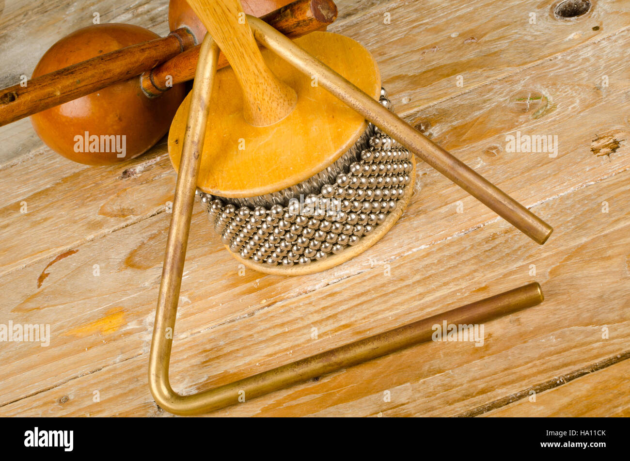 Tradizionale assortiti piccoli strumenti a percussione su un sfondo di legno Foto Stock