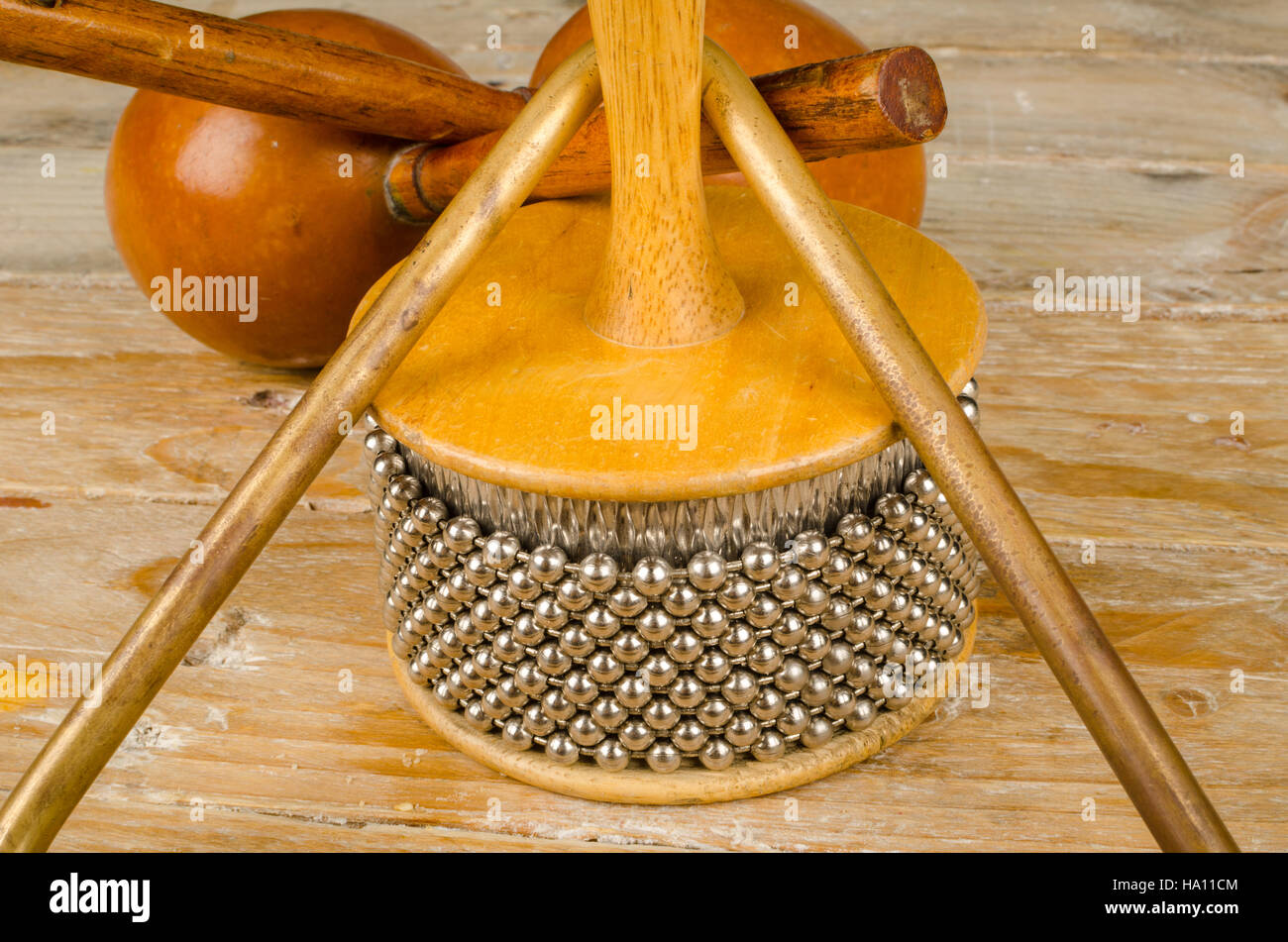 Tradizionale assortiti piccoli strumenti a percussione su un sfondo di legno Foto Stock