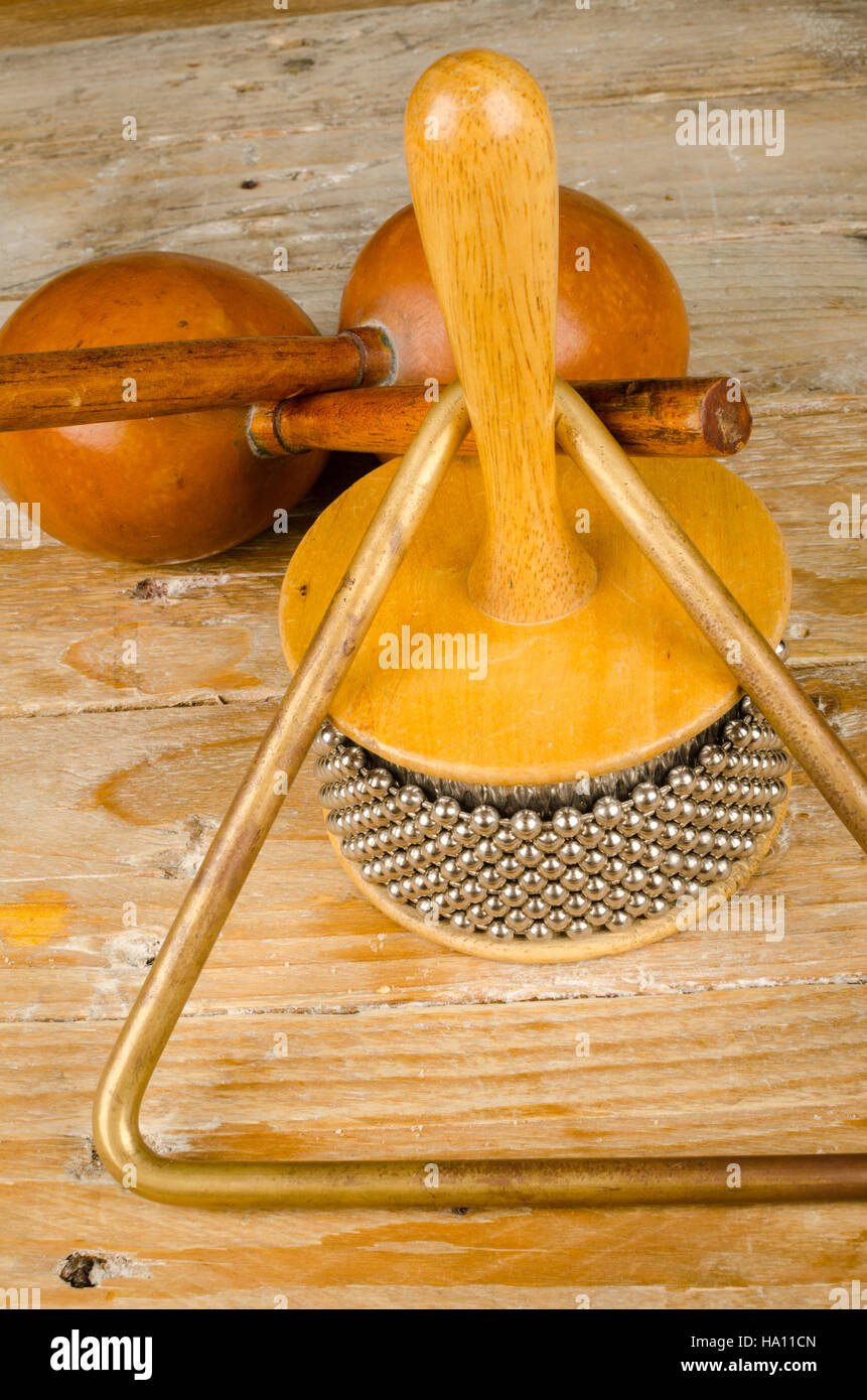 Tradizionale assortiti piccoli strumenti a percussione su un sfondo di legno Foto Stock