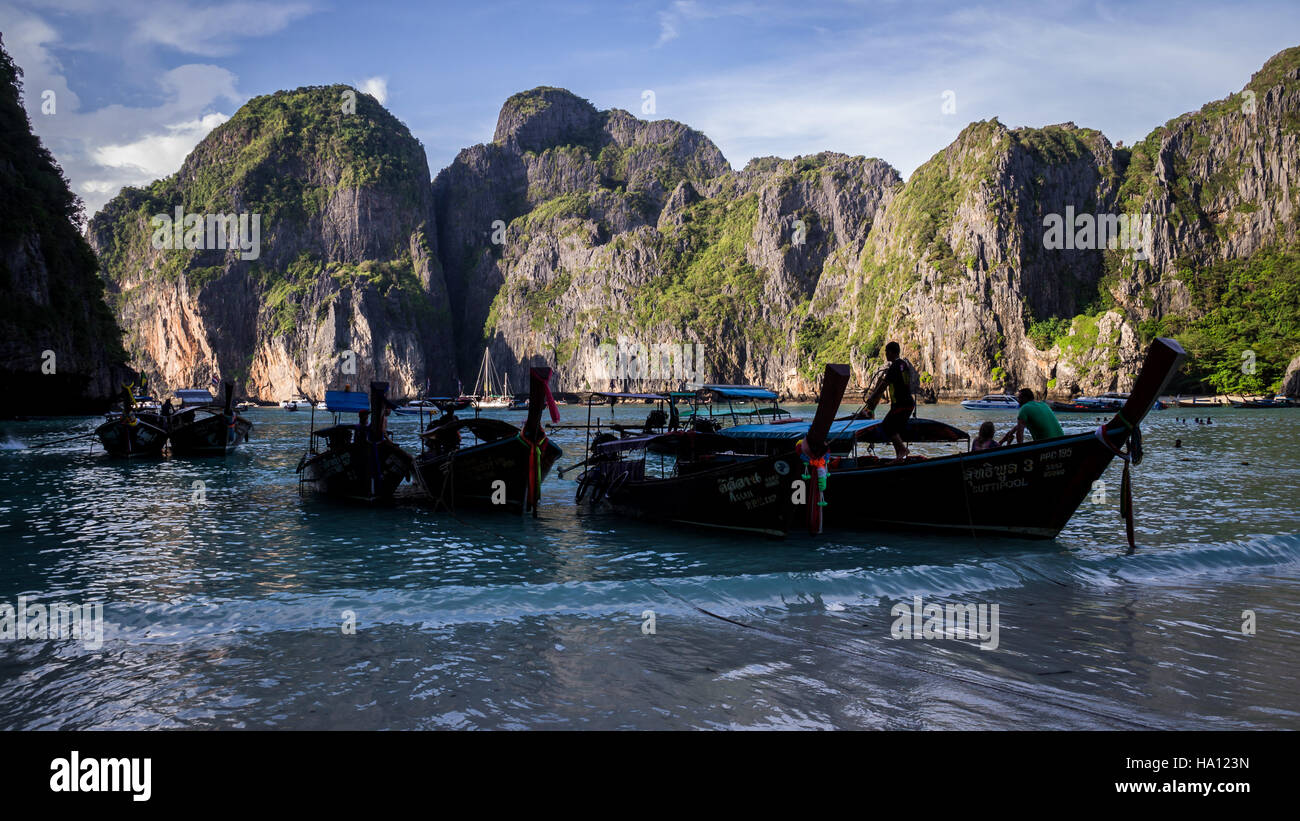 Longtail imbarcazioni al Maya Bay PhiPhi Ko Foto Stock